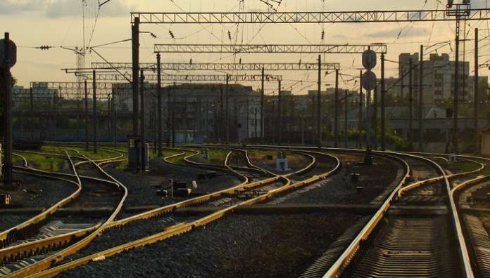 Через крадіжку контактного дроту поїзди простояли майже дві години Через крадіжку контактного дроту поїзди простояли майже дві години