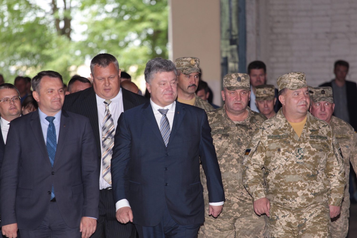 Жодного курсанта, учбових механізмів з Академії сухопутних військ ніхто не забере, — Порошенко - 3