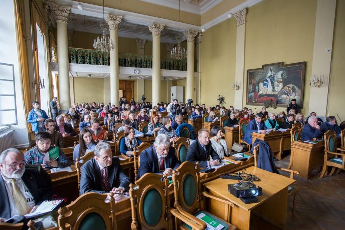 Депутати не проголосували за поділ «Львівспецкомунтрансу» Депутати не проголосували за поділ «Львівспецкомунтрансу»