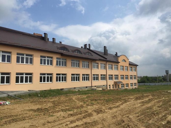 Дубневичі за 40 мільйонів добудують школу в селі Наварія Дубневичі за 40 мільйонів добудують школу в селі Наварія