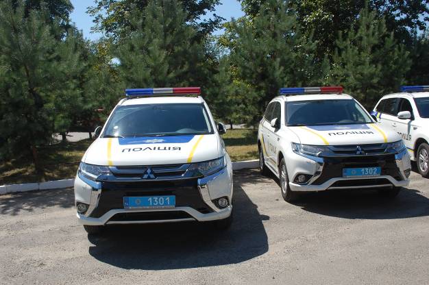 У Львові територіальним підрозділам поліції передали 10 позашляховиків Mitsubishi Outlander