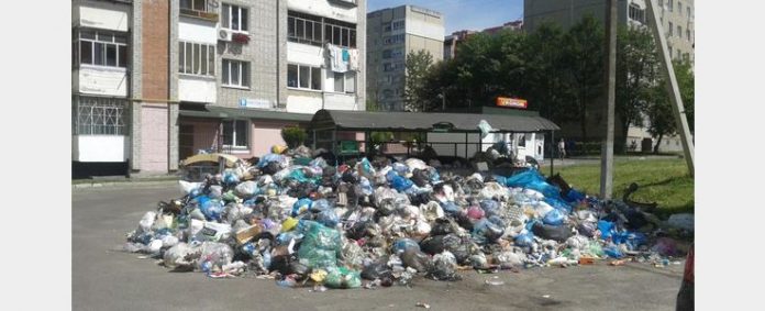 Розпочато вивезення сміття із перевантажувальних станцій у Львові