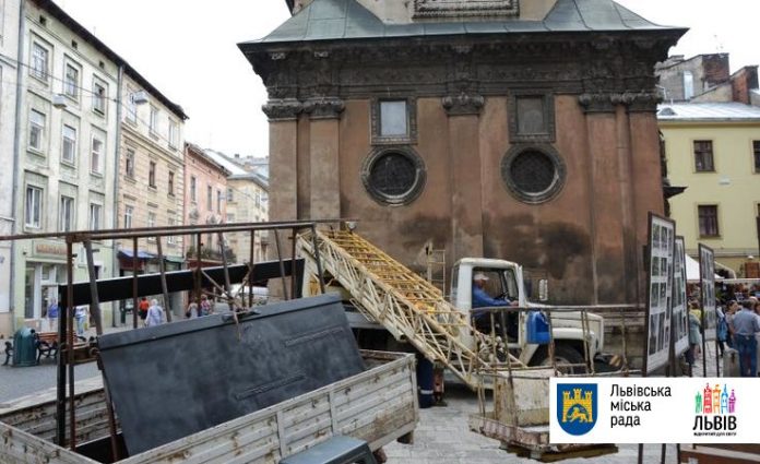 Металеву браму каплиці Боїмів у Львові відреставрують Металеву браму каплиці Боїмів у Львові відреставрують