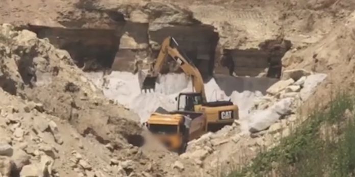 На Львівщині припинили незаконне видобування кварцового піску (відео) На Львівщині припинили незаконне видобування кварцового піску (відео)