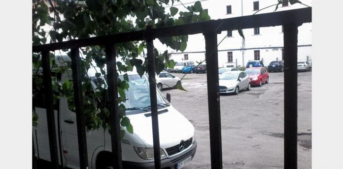 На вулиці Кривоноса, 6 продовжує функціонувати незаконна парковка На вулиці Кривоноса, 6 продовжує функціонувати незаконна парковка