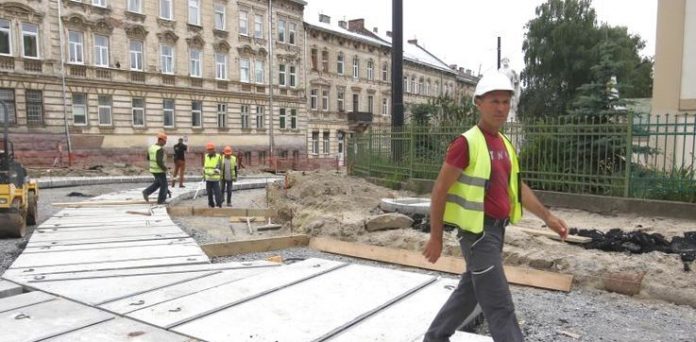 На перехресті Личаківської і Мечникова розпочали монтувати трамвайну колію На перехресті Личаківської і Мечникова розпочали монтувати трамвайну колію