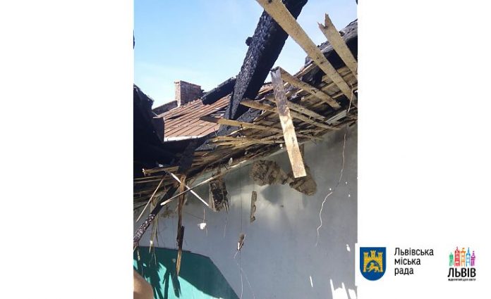 На відновлення згорілого даху у будинку на вулиці Крехівській виділили гроші На відновлення згорілого даху у будинку на вулиці Крехівській виділили гроші