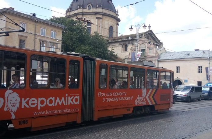 На вулиці Дорошенка зремонтували колії: трамваї курсуватимуть за графіком На вулиці Дорошенка зремонтували колії: трамваї курсуватимуть за графіком