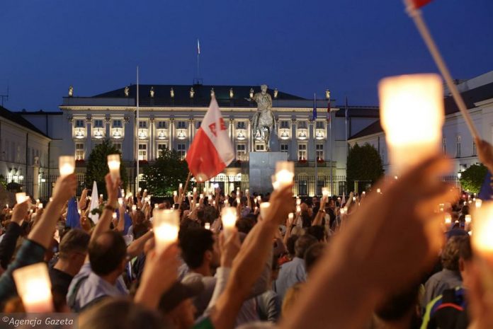 Під польським Сеймом розгорнули наметове містечко, у країні може статись «майдан» через реформи Під польським Сеймом розгорнули наметове містечко, у країні може статись «майдан» через реформи