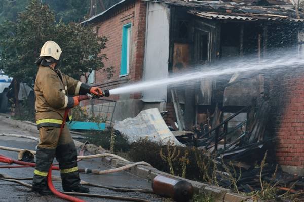 Під час масштабної пожежі вогонь знищив понад 100 будівель у Ростові-на-Дону
