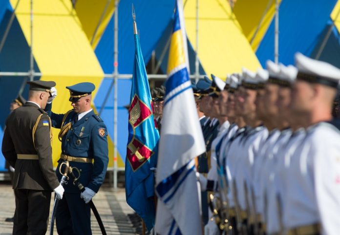 Нашому прапорові пасує сусідство з прапором Євросоюзу, – Порошенко Нашому прапорові пасує сусідство з прапором Євросоюзу, – Порошенко