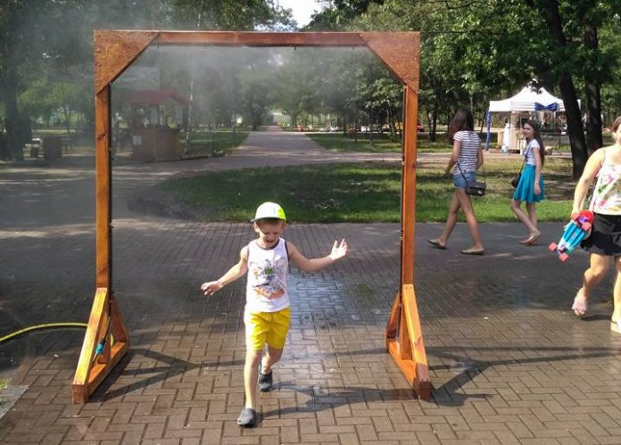 У Київському парку через спеку встановили душ (фото) У Київському парку через спеку встановили душ (фото)