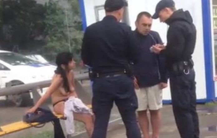 У Львові чоловік та жінка зайнялися сексом на зупинці громадського транспорту У Львові чоловік та жінка зайнялися сексом на зупинці громадського транспорту