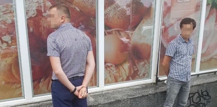 На Волині СБУ затримала поліцейського на хабарі у 130 тисяч гривень (фото) На Волині СБУ затримала поліцейського на хабарі у 130 тисяч гривень (фото)