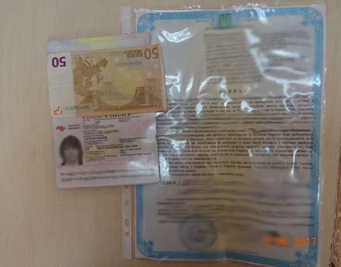 Жінки хотіла за 50 євро «домовитися» з прикордонниками, щоб вивезти за кордон дитину Жінки хотіла за 50 євро «домовитися» з прикордонниками, щоб вивезти за кордон дитину
