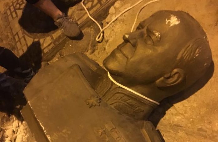 В Одесі повалили бюст маршалу Жукову (фото) В Одесі повалили бюст маршалу Жукову (фото)