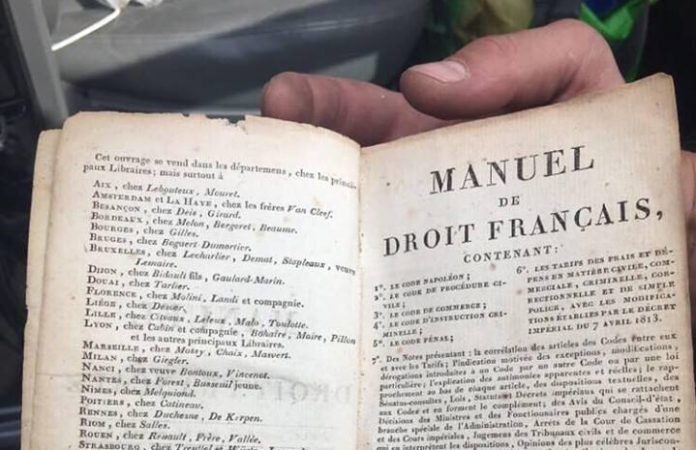 У Раві-Руській прикордонники вилучили мушкет та старовинну книгу (фото, відео) У Раві-Руській прикордонники вилучили мушкет та старовинну книгу (фото, відео)