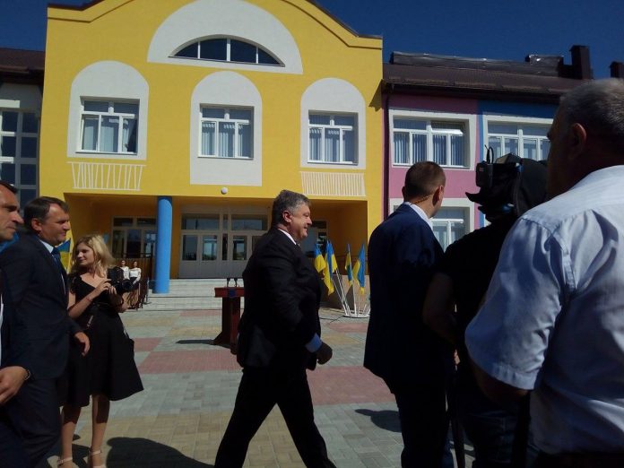 Порошенко пообіцяв 520 мільйонів на перенавчання вчителів Порошенко пообіцяв 520 мільйонів на перенавчання вчителів