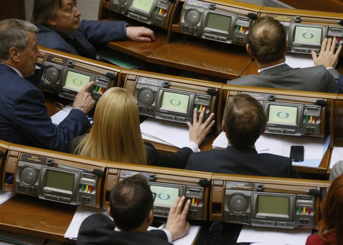 Троє нардепів не взяли участі в жодному голосуванні, — КВУ Троє нардепів не взяли участі в жодному голосуванні, — КВУ