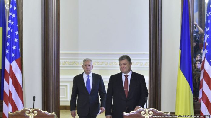 Порошенко заявив про 3 тисячі російських кадрових військових серед 39 тисяч бойовиків на Донбасі Порошенко заявив про 3 тисячі російських кадрових військових серед 39 тисяч бойовиків на Донбасі