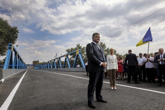 Порошенко хоче потроїти видатки на будівництво доріг Порошенко хоче потроїти видатки на будівництво доріг