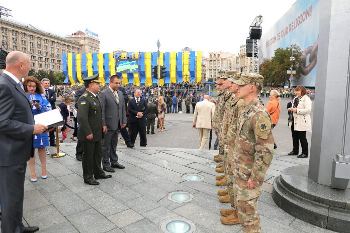 Американських бійців, які рятували у Львові з палаючого будинку людей, нагородили Американських бійців, які рятували у Львові з палаючого будинку людей, нагородили