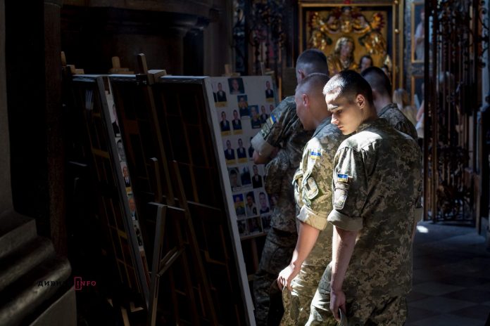 У Гарнізонному храмі показали виставку фотографій «Коли закінчиться війна…» (фото) У Гарнізонному храмі показали виставку фотографій «Коли закінчиться війна…» (фото)