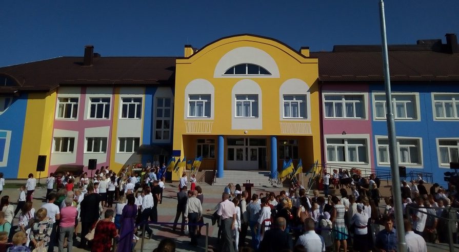 Як на Львівщині відкривали школу, яку чекали 30 років (фото)