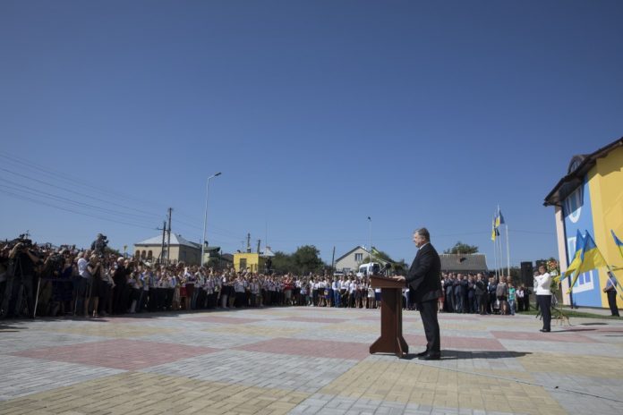 Порошенко: Бюджети розвитку територіальних громад зросли у 7 разів Порошенко: Бюджети розвитку територіальних громад зросли у 7 разів