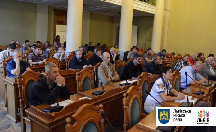 Невідомі зірвали громадське слухання щодо проекту Статуту Львова — ЛМР Невідомі зірвали громадське слухання щодо проекту Статуту Львова — ЛМР