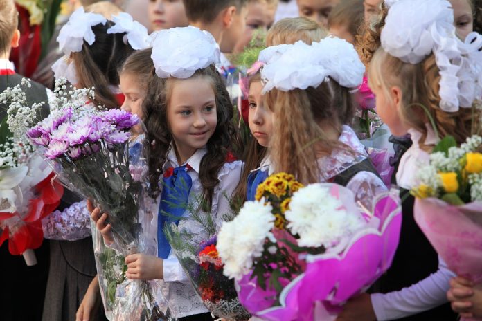 Шкільна лінійка та квіти вчителю: чи потрібно відмовлятися від традицій Першого дзвоника (опитування) Шкільна лінійка та квіти вчителю: чи потрібно відмовлятися від традицій Першого дзвоника (опитування)