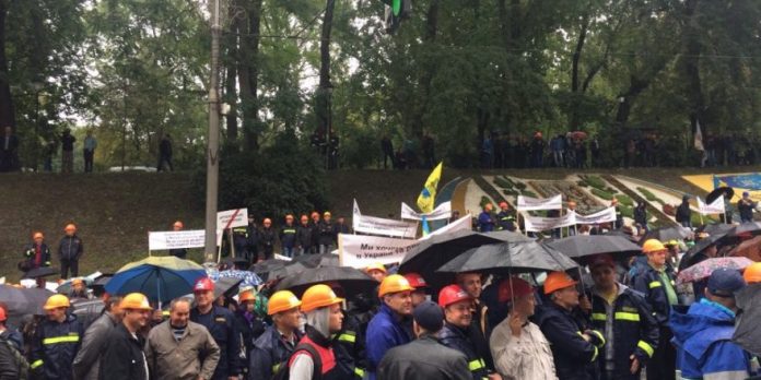 Під Кабміном мітинг представників «Укрнафти»: вимагають від уряду ліцензій (фото) Під Кабміном мітинг представників «Укрнафти»: вимагають від уряду ліцензій (фото)