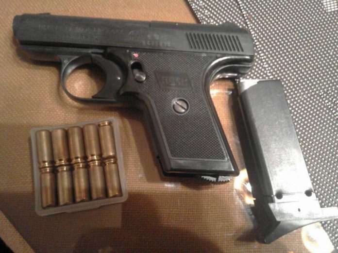 У Києві затримали п’ятьох поліцейських, які били і грабували людей У Києві затримали п’ятьох поліцейських, які били і грабували людей