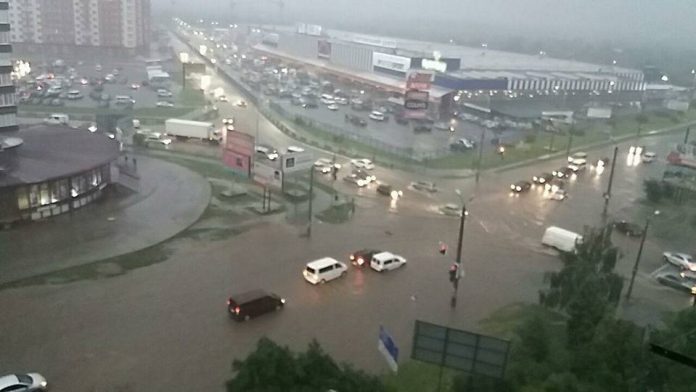 Через сильну зливу вулиці Івано-Франківська опинились під водою (фото) Через сильну зливу вулиці Івано-Франківська опинились під водою (фото)
