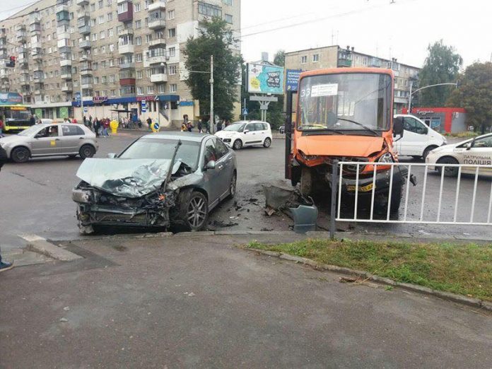 У Львові маршрутка зіткнулась з легковиком: шестеро постраждалих (фото) У Львові маршрутка зіткнулась з легковиком: шестеро постраждалих (фото)