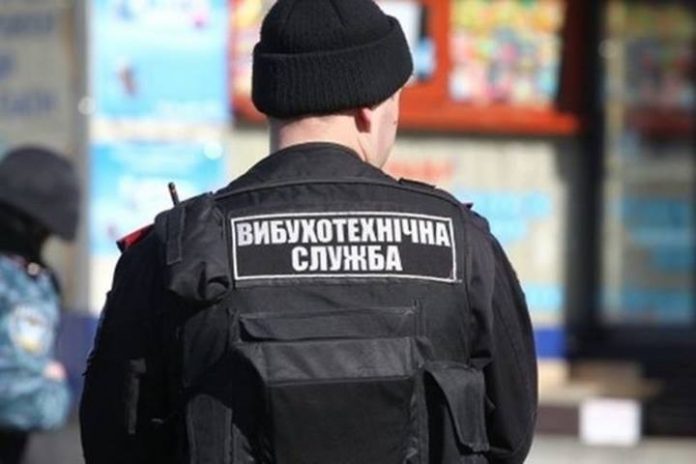 Правоохоронці шукали вибухівку в бізнес-центрі біля пункту пропуску «Краковець» Правоохоронці шукали вибухівку в бізнес-центрі біля пункту пропуску «Краковець»