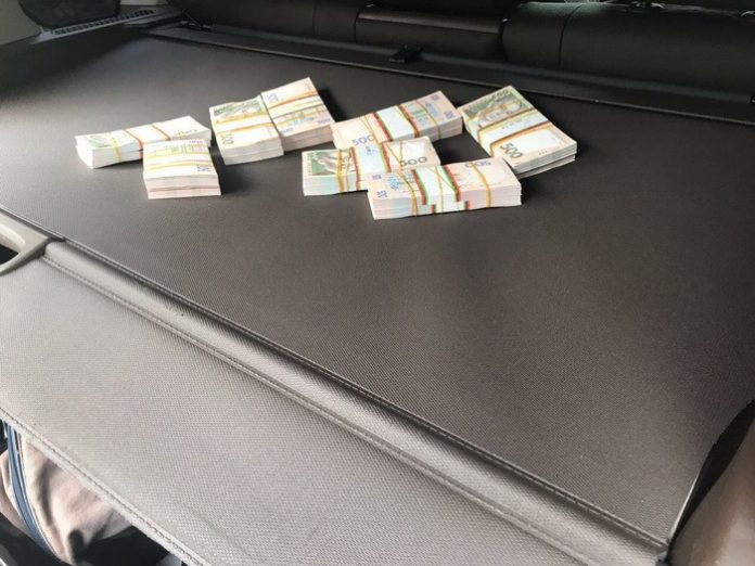 На Буковині СБУ викрила на мільйонному хабарі начальника відділення податкової (фото) На Буковині СБУ викрила на мільйонному хабарі начальника відділення податкової (фото)