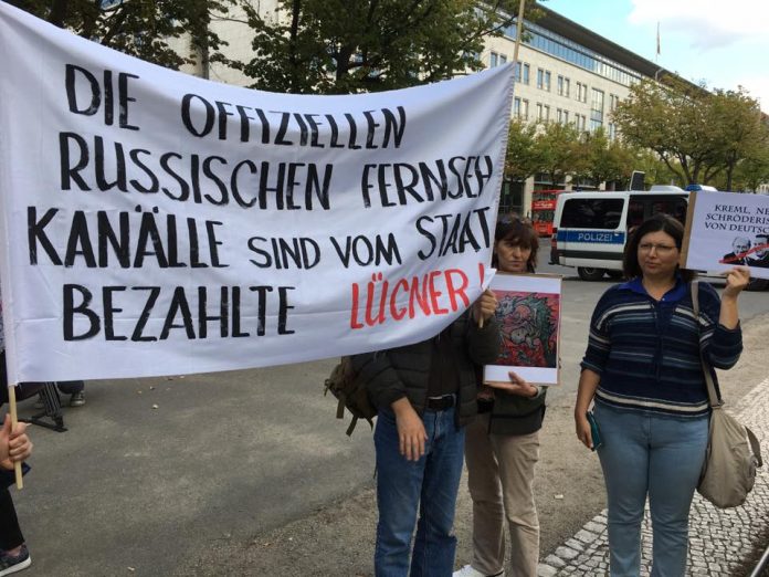 Під посольством РФ у Берліні акція протесту (фото) Під посольством РФ у Берліні акція протесту (фото)