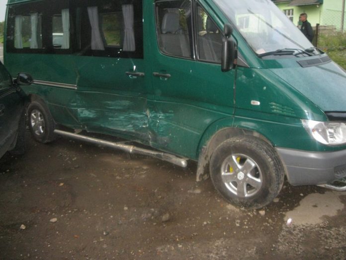 На Самбірщині внаслідок ДТП перекинувся бус та придавив пішохода На Самбірщині внаслідок ДТП перекинувся бус та придавив пішохода