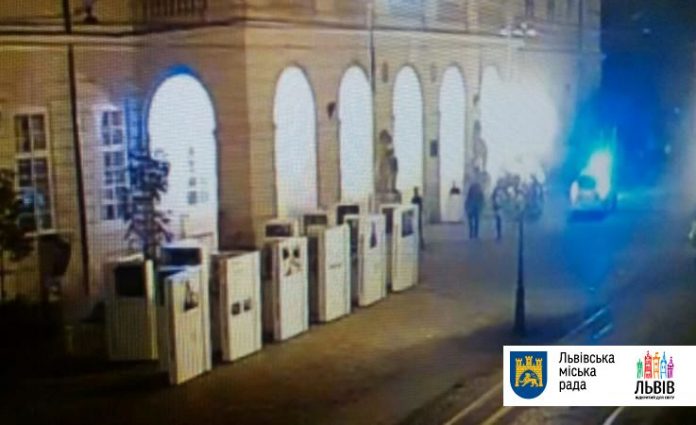Вночі хуліган розмалював виставку на площі Ринок (фото) Вночі хуліган розмалював виставку на площі Ринок (фото)
