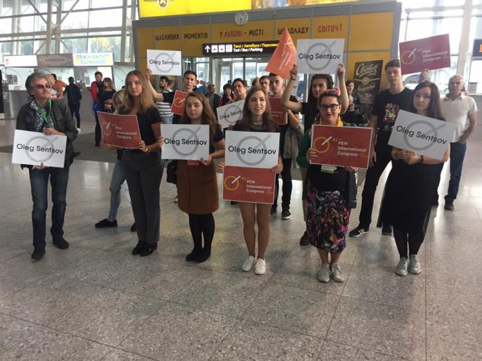 У Львові відбулася акція на підтримку Олега Сенцова У Львові відбулася акція на підтримку Олега Сенцова