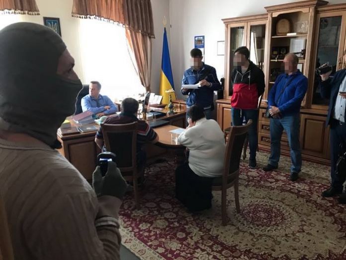 СБУ затримала двох суддів при спробі дати 300 тисяч доларів хабара Холодницькому (фото) СБУ затримала двох суддів при спробі дати 300 тисяч доларів хабара Холодницькому (фото)