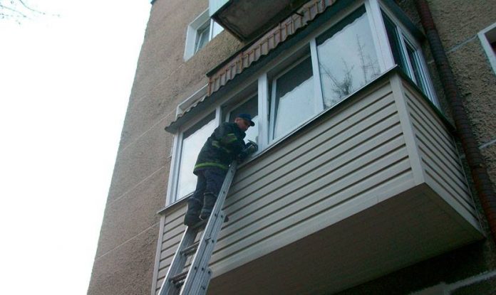 У Перемишлянах рятувальники допомогли потрапити до квартири батькам дворічної дитини У Перемишлянах рятувальники допомогли потрапити до квартири батькам дворічної дитини