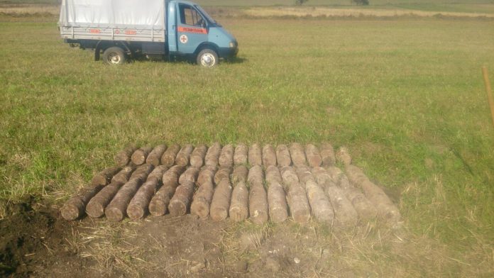 На Львівщині піротехніки ДСНС виявили 47 артснарядів (фото) На Львівщині піротехніки ДСНС виявили 47 артснарядів (фото)