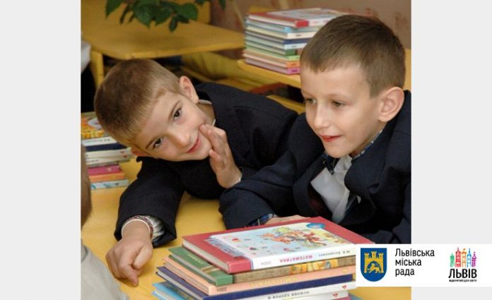 Львівські учні навчають своїх однолітків англійської мови