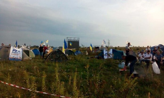 Повернення Саакашвілі: атмосфера на Краківці напружується Повернення Саакашвілі: атмосфера на Краківці напружується
