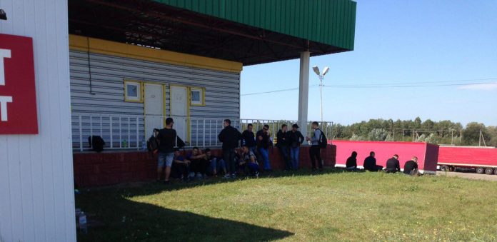 Повернення Саакашвілі: до пункту пропуску «Краковець» привезли «тітушок» (відео) Повернення Саакашвілі: до пункту пропуску «Краковець» привезли «тітушок» (відео)