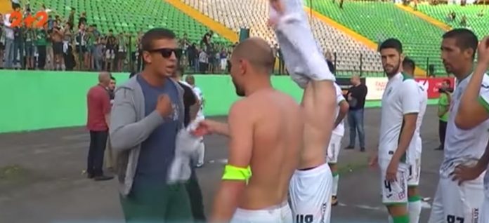 «Ми – Карпати, ви – лайно», – вболівальники змусили футболістів «Карпат» зняти свої футболки «Ми – Карпати, ви – лайно», – вболівальники змусили футболістів «Карпат» зняти свої футболки
