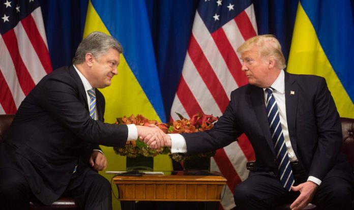 Порошенко зустрівся з Трампом на полях Генасамблеї ООН (відео) Порошенко зустрівся з Трампом на полях Генасамблеї ООН (відео)