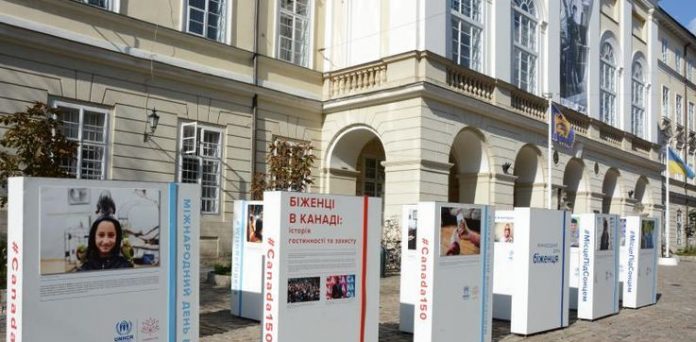 На площі Ринок триває фотовиставка «Прояви людяності» На площі Ринок триває фотовиставка «Прояви людяності»